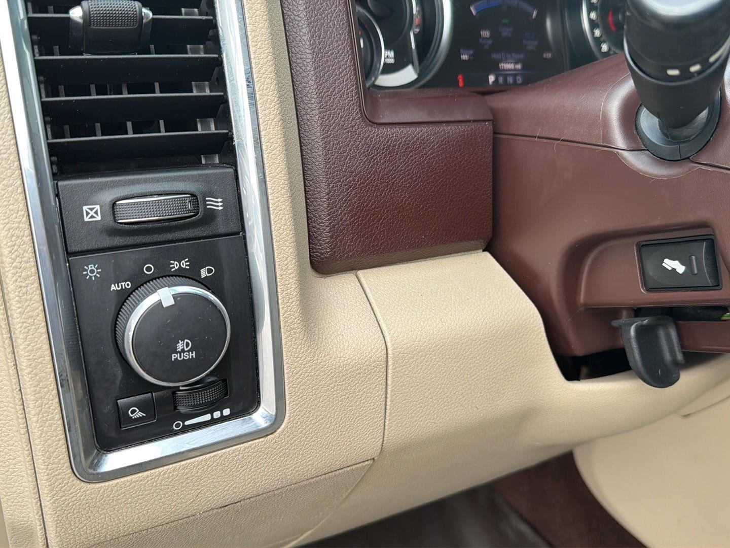 2017 RAM 1500 LARAMIE 4X2 CREW CAB 5'7