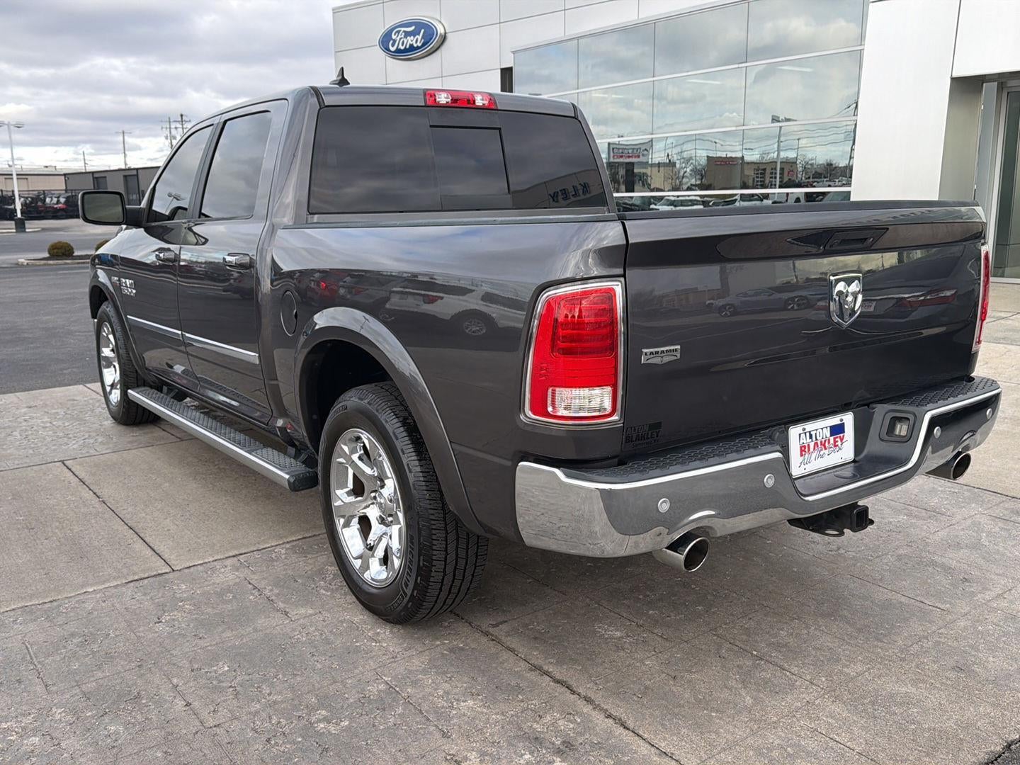 2017 RAM 1500 LARAMIE 4X2 CREW CAB 5'7