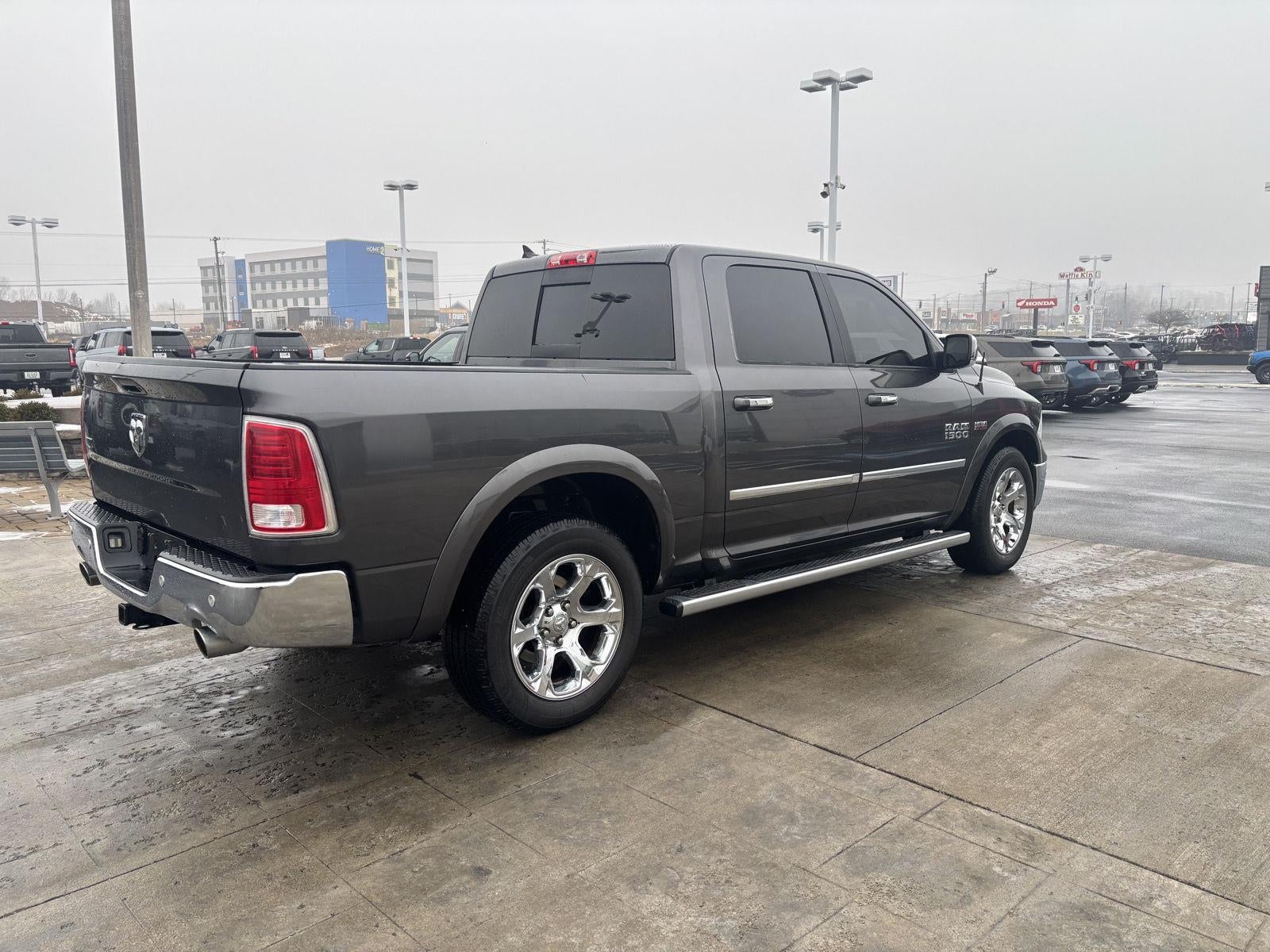 2017 RAM 1500 LARAMIE 4X2 CREW CAB 5'7