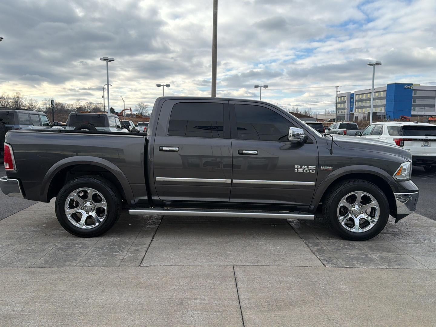 2017 RAM 1500 LARAMIE 4X2 CREW CAB 5'7
