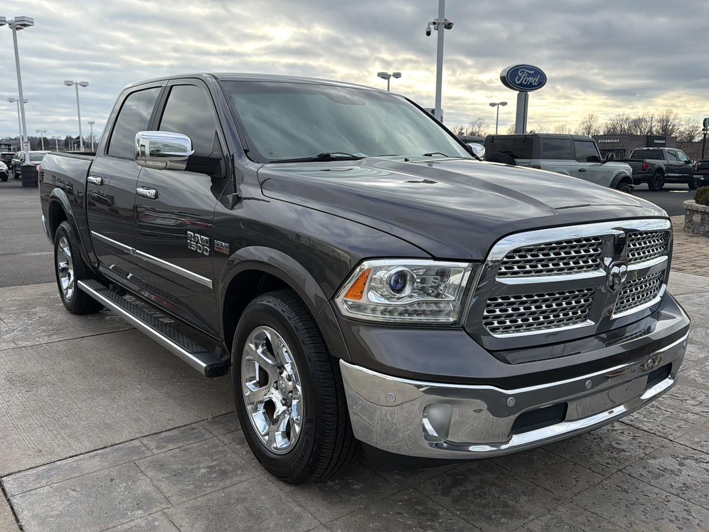 2017 RAM 1500 LARAMIE 4X2 CREW CAB 5'7
