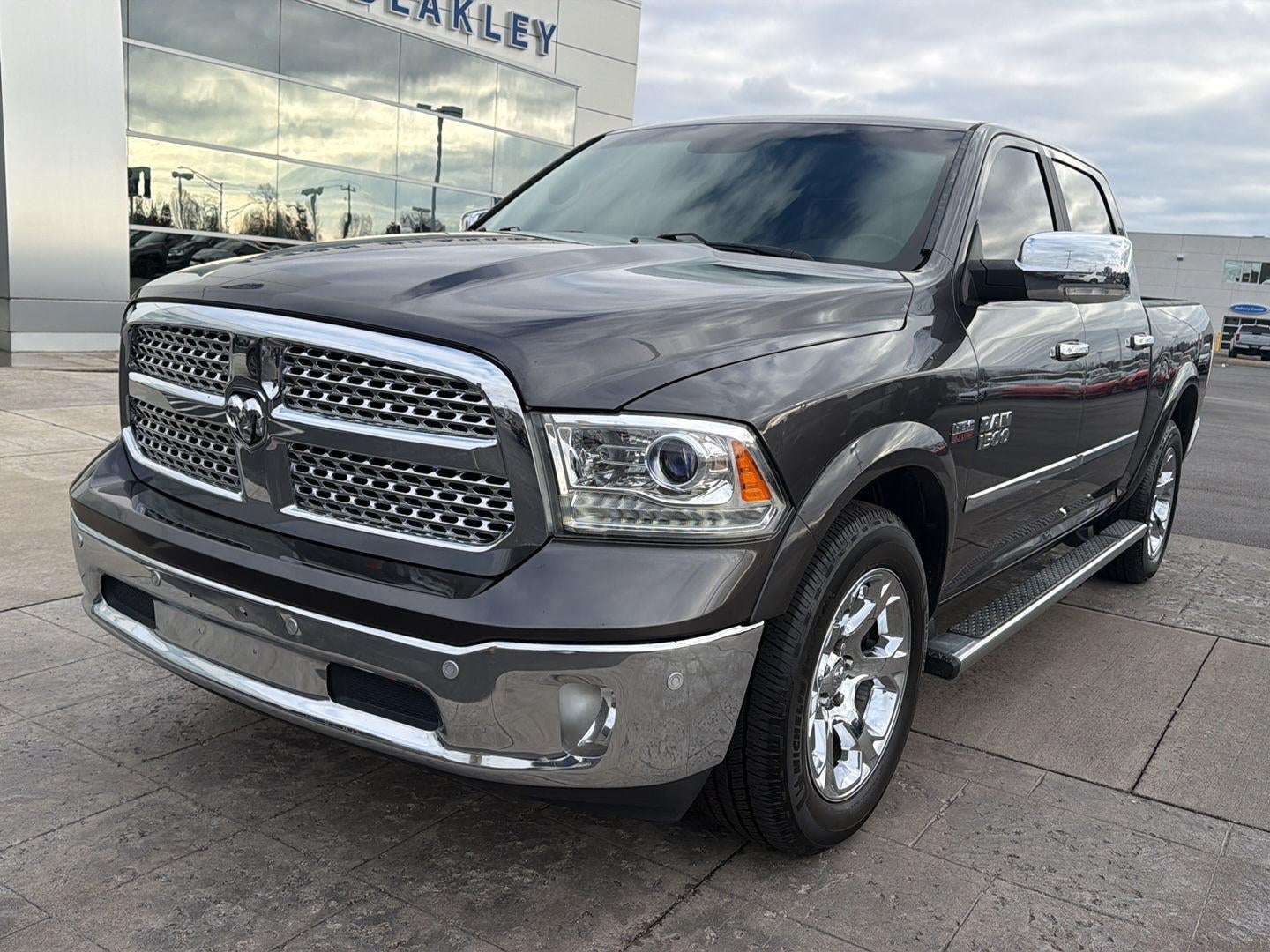 2017 RAM 1500 LARAMIE 4X2 CREW CAB 5'7