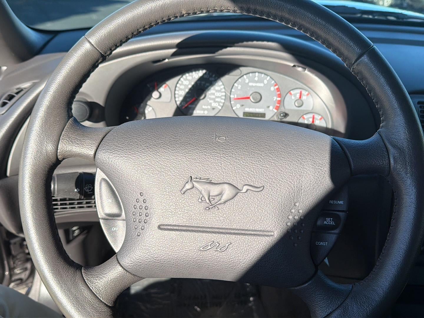 2004 Ford MUSTANG Base