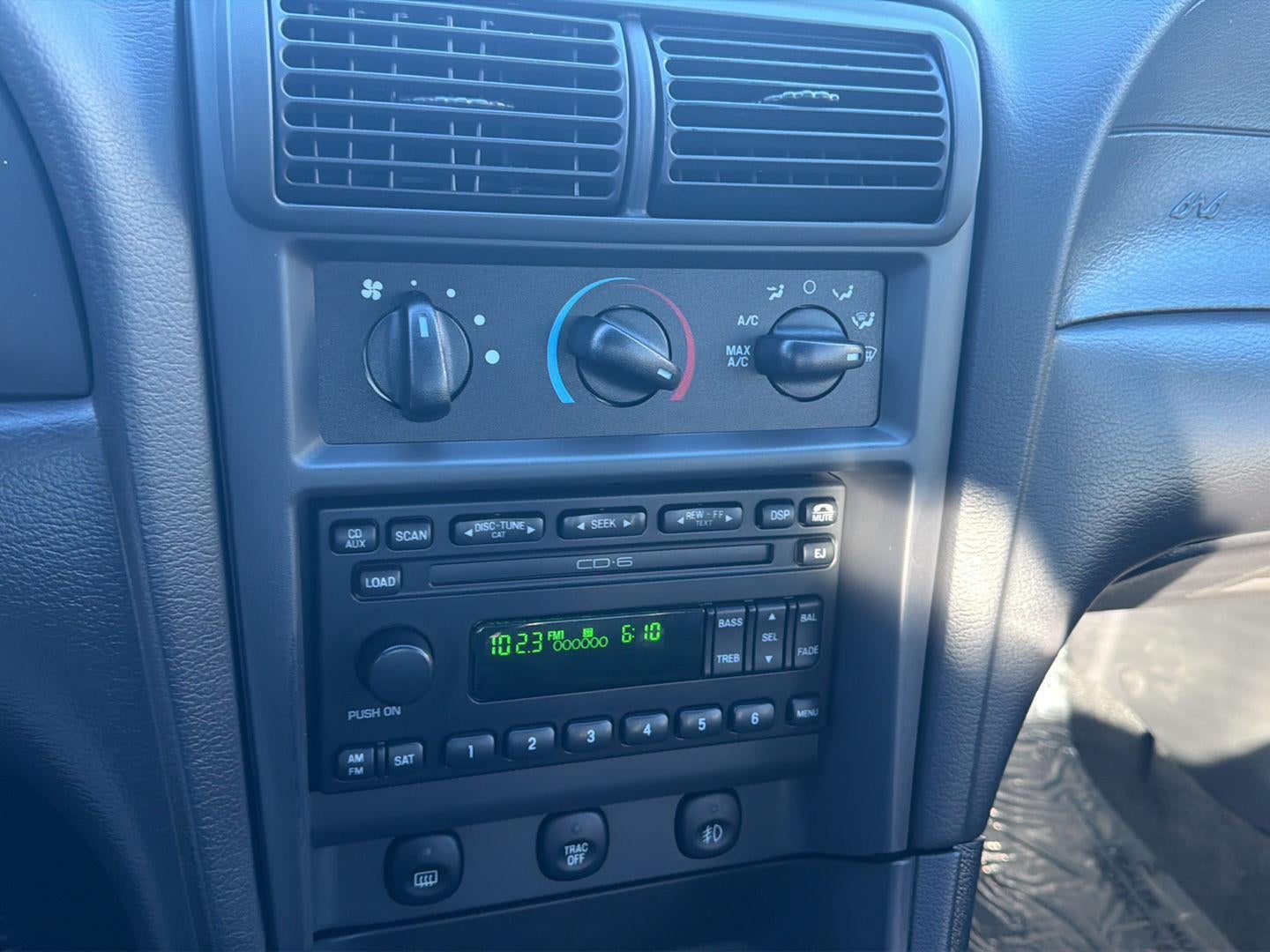 2004 Ford MUSTANG Base