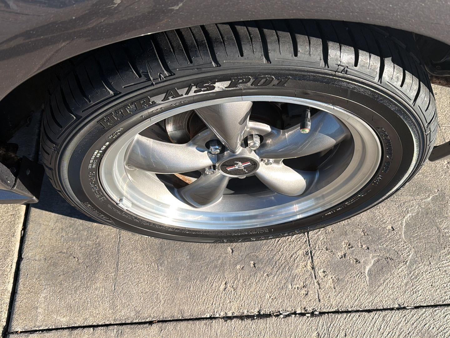 2004 Ford MUSTANG Base