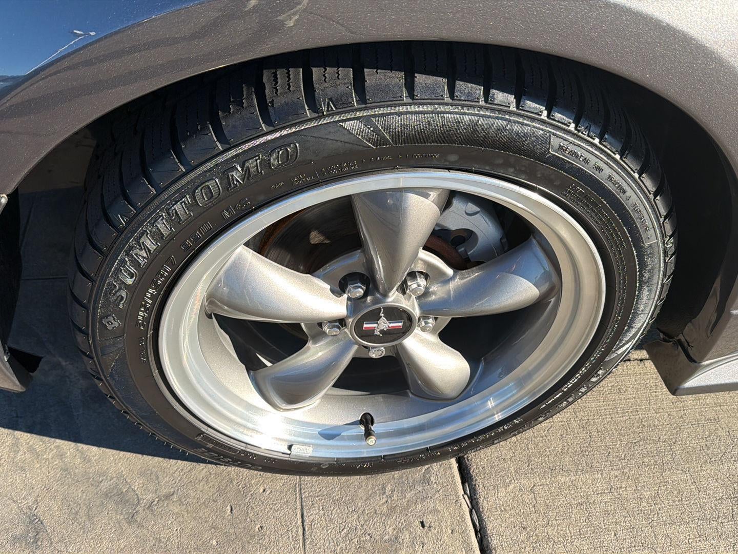 2004 Ford MUSTANG Base