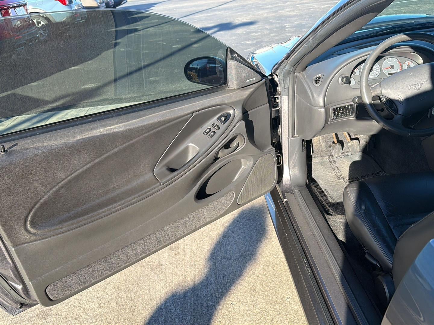 2004 Ford MUSTANG Base