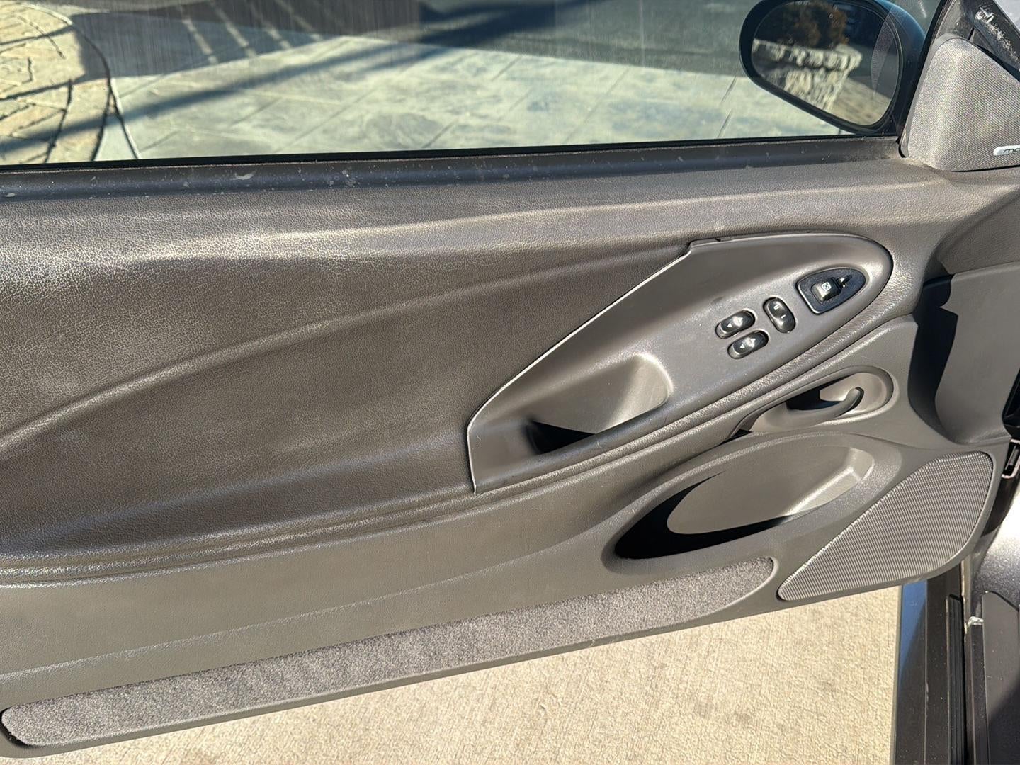 2004 Ford MUSTANG Base