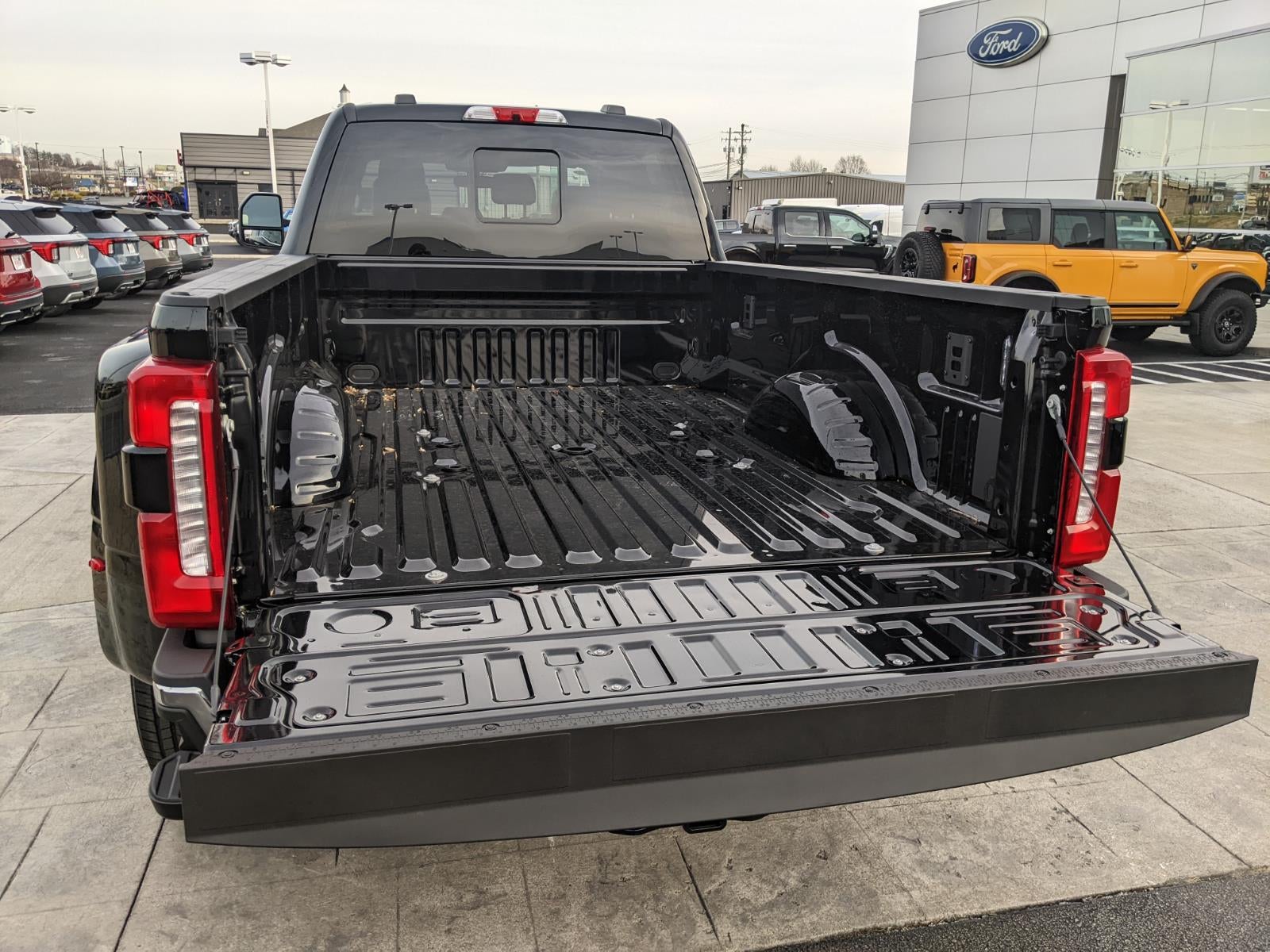 2026 Ford Super Duty F-350 DRW LARIAT