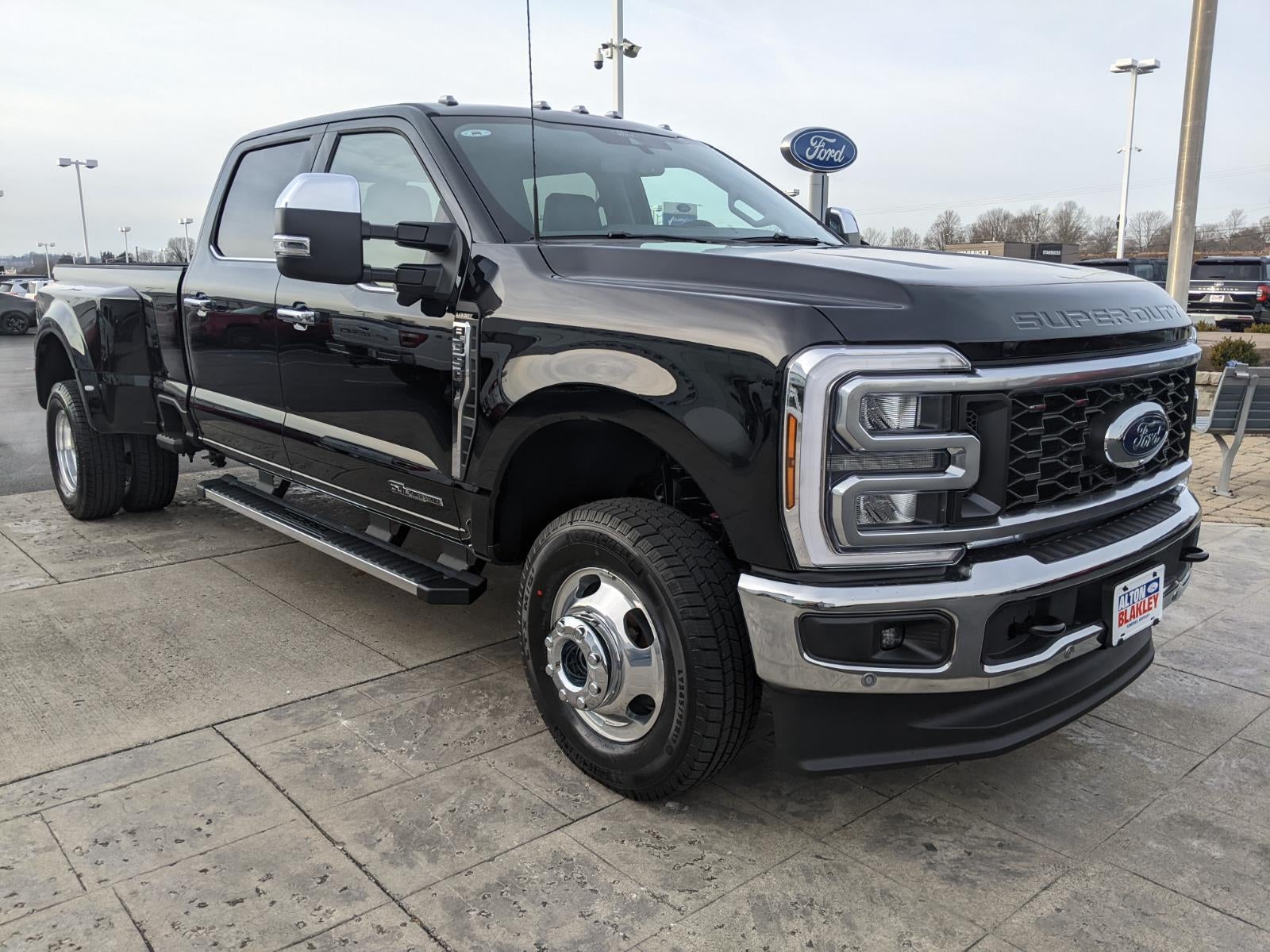 2026 Ford Super Duty F-350 DRW LARIAT