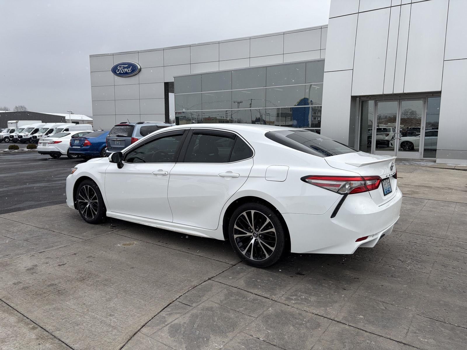 Used 2018 Toyota Camry SE with VIN 4T1B11HK5JU554299 for sale in Somerset, KY