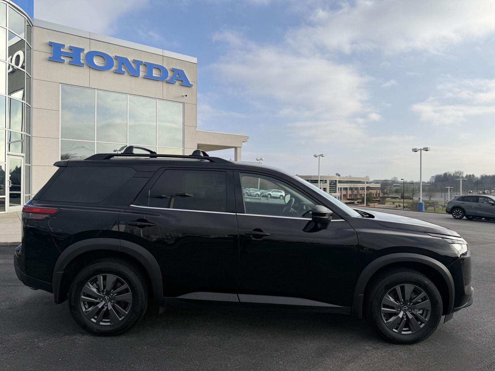 2024 Nissan Pathfinder SV