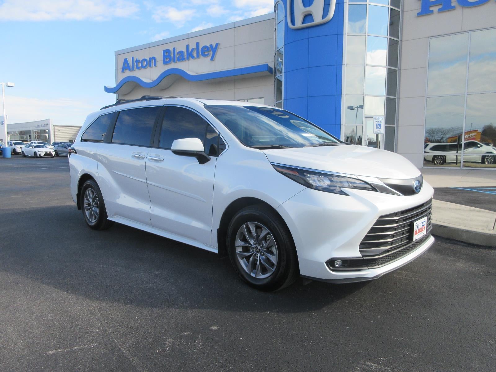 2025 Toyota Sienna XLE